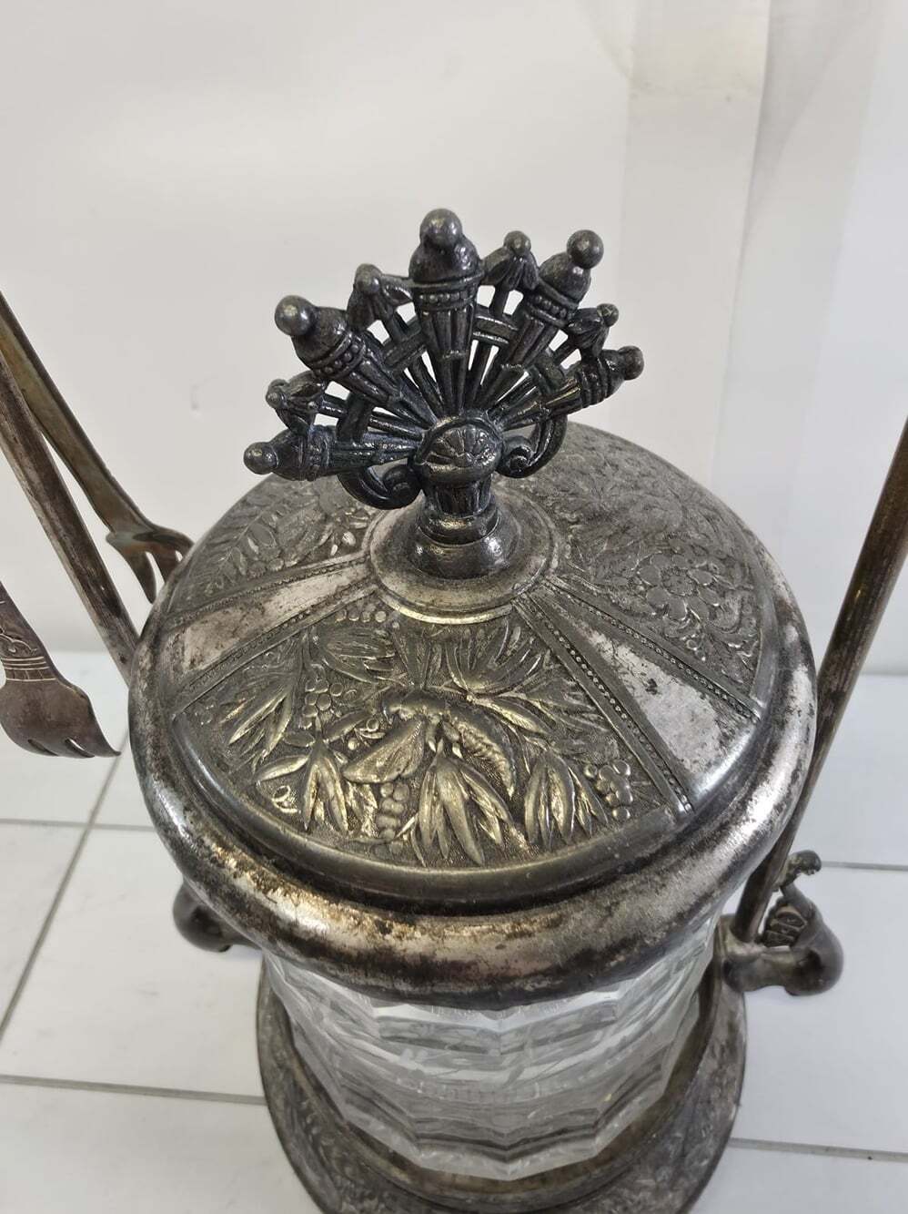 Meriden B. Co Silverplate Victorian Floral Pickle Castor Jar & Original Tongs - Picture 3 of 8